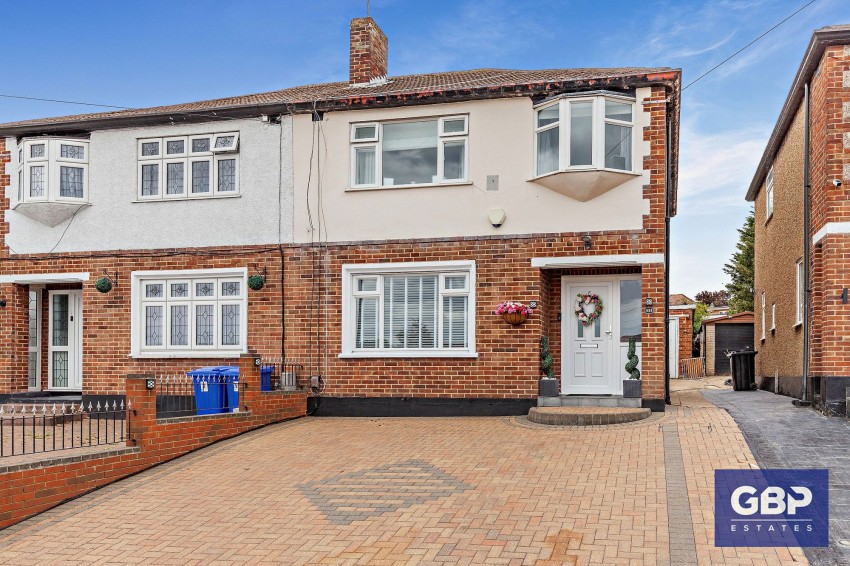 Images for Pettits Lane North, Romford, RM1