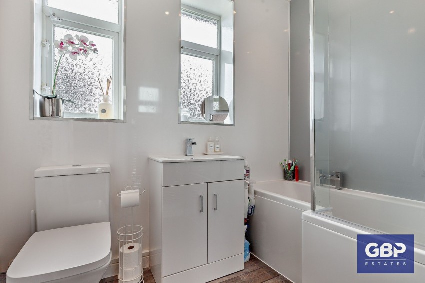 Images for Pettits Lane North, Romford, RM1