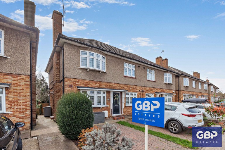 Station Road, Gidea Park, RM2