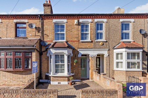 View Full Details for Shaftesbury Road, Romford, RM1